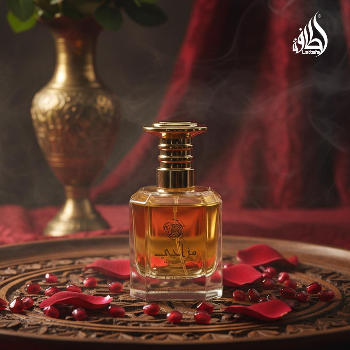 Frasco de perfume Eau de Parfum sobre bandeja árabe entalhada, com pétalas de rosa ao redor